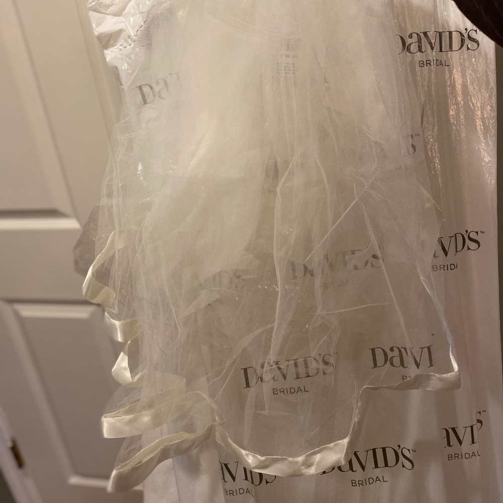 David’s bridal short ivory veil satin trim V123ivory